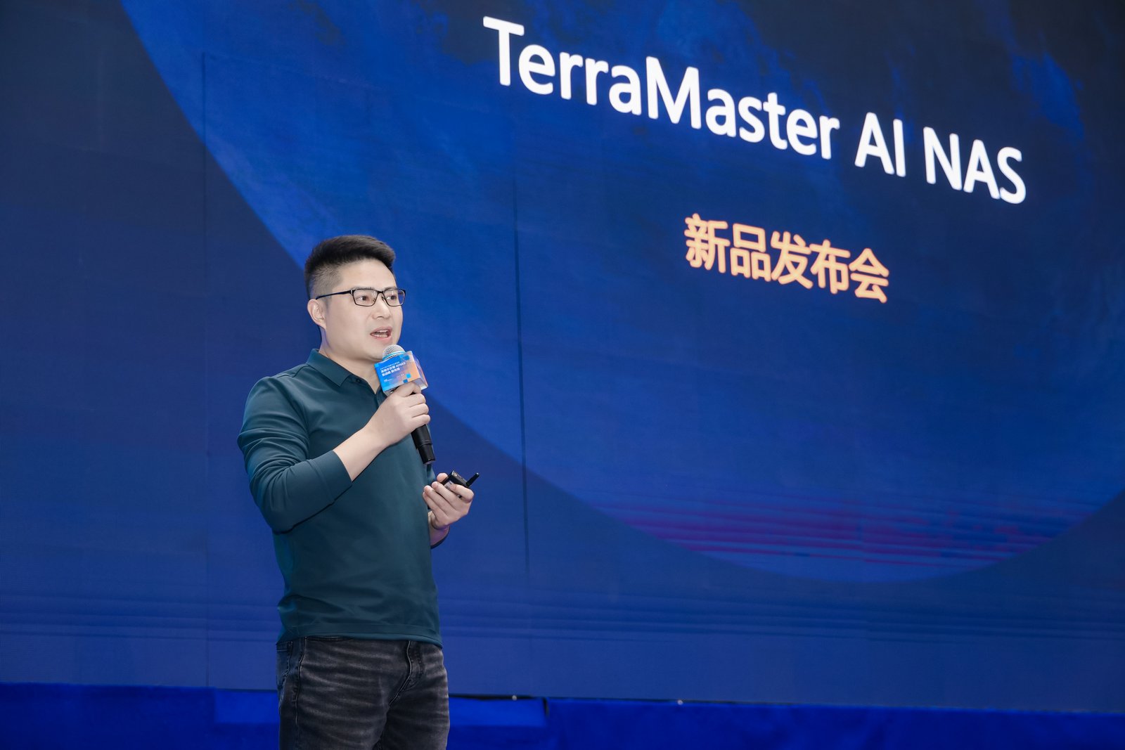 铁威马在大会现场发布T12-500 Max NAS新品s