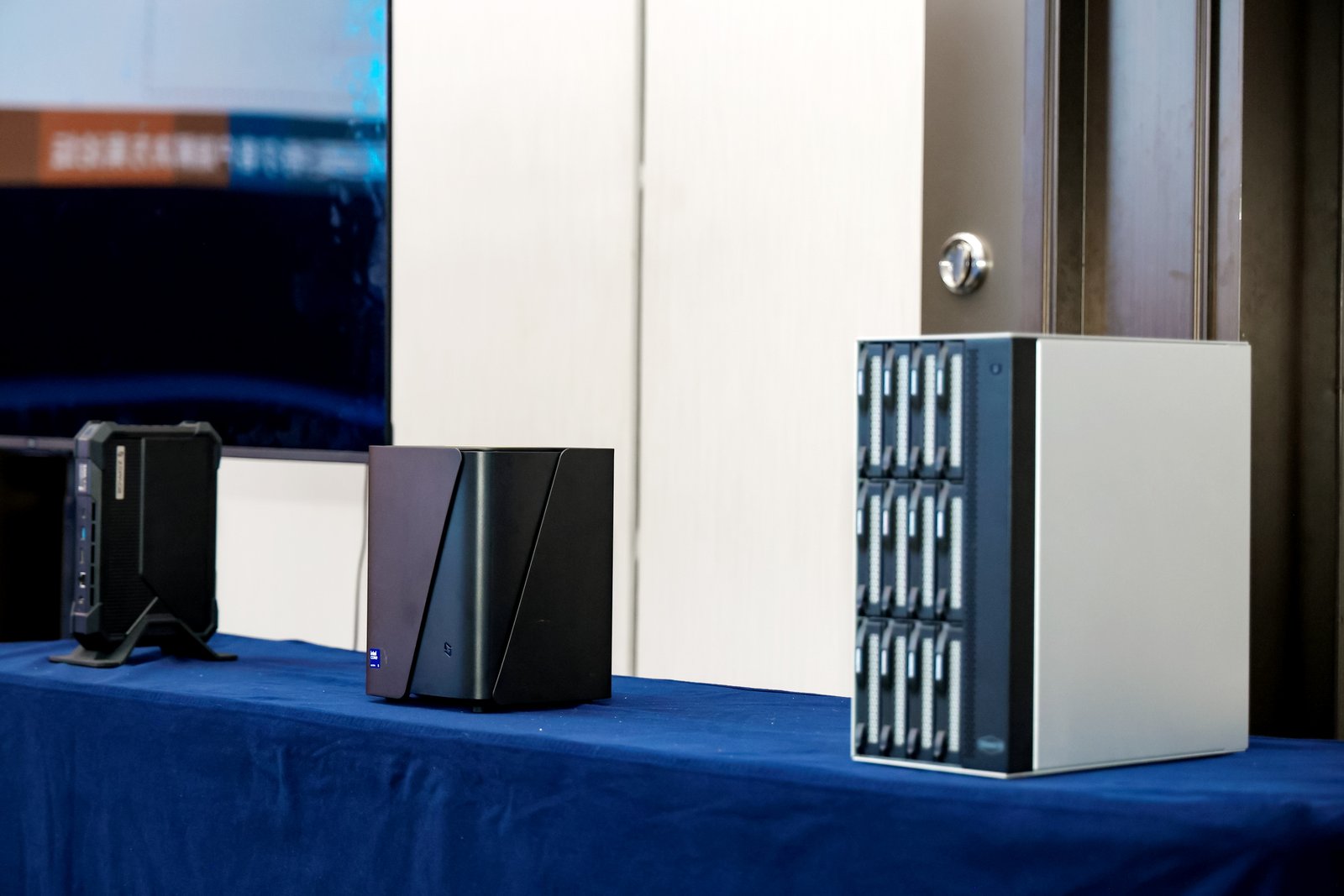 铁威马T12-500 Max AI NAS新品及极空间T6与Z425两款AI NAS现场展示